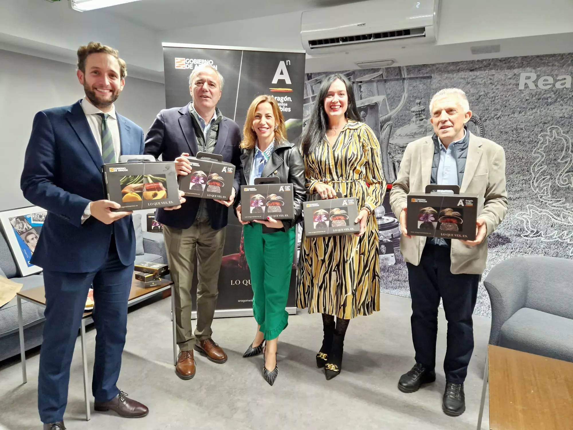 Claver, Azcón, Chueca, Orduna y Samper con una muestra de los "Alimentos Nobles" de Aragón.