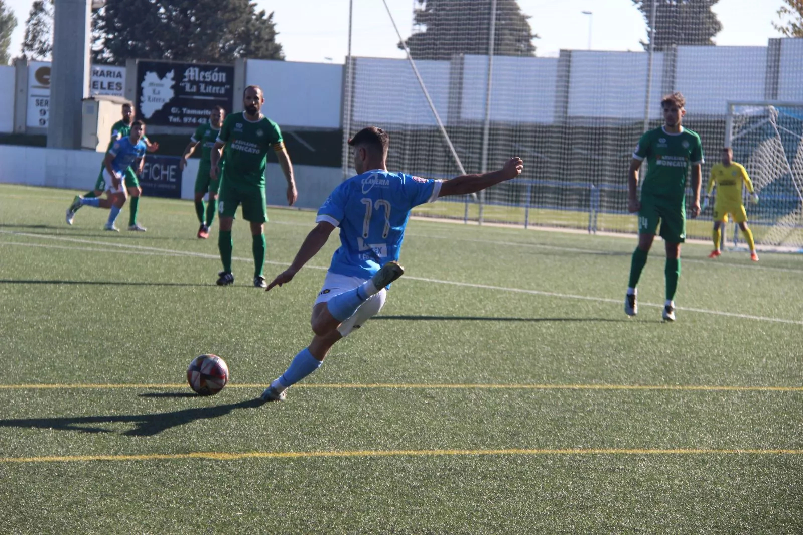 Damián, jugador del Binéfar, dispara a puerta para hacer el 3-0. Damián, jugador del Binéfar, dispara a puerta para hacer el 3-0.