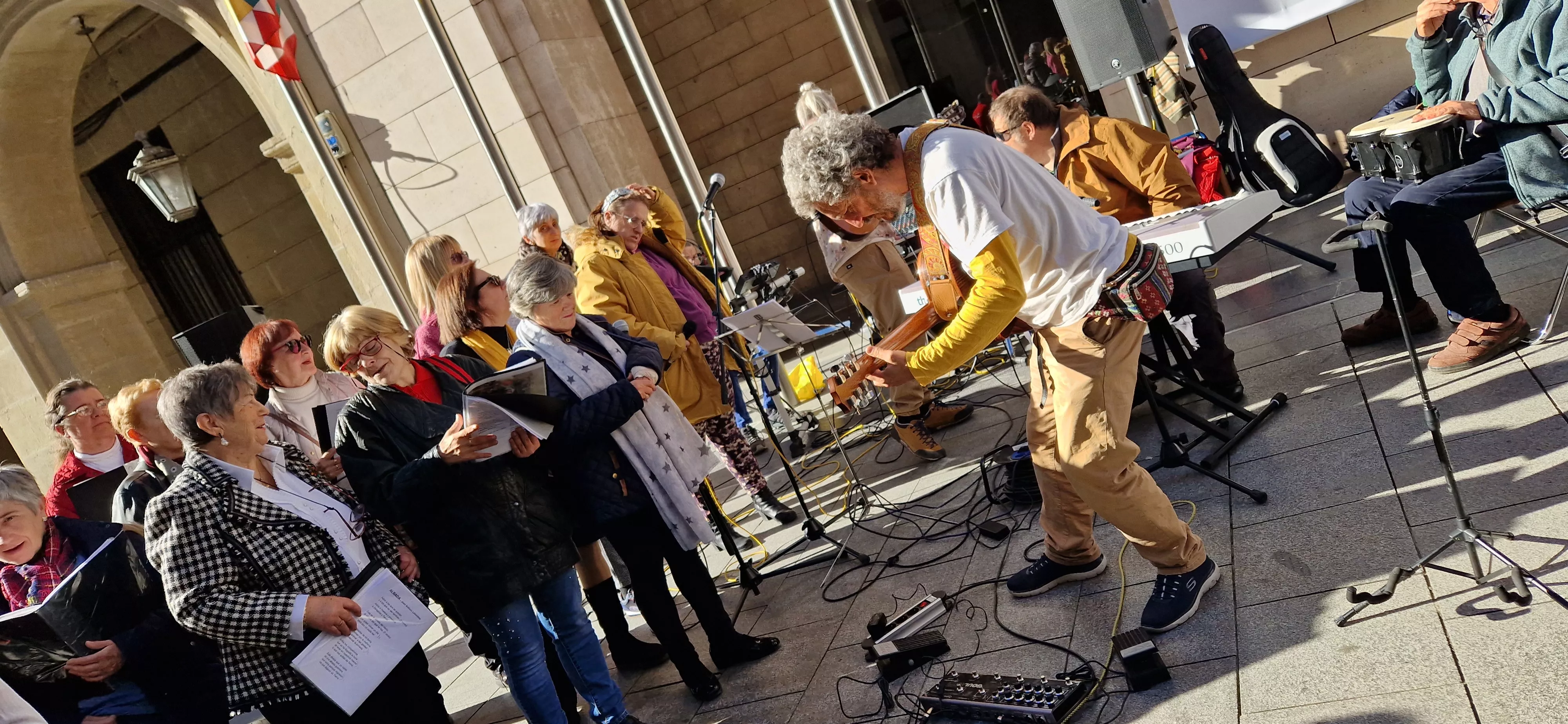 Actuación del Coro de Arcadia y La Remós Band en la clausura de Diversario. Foto Myriam Martínez