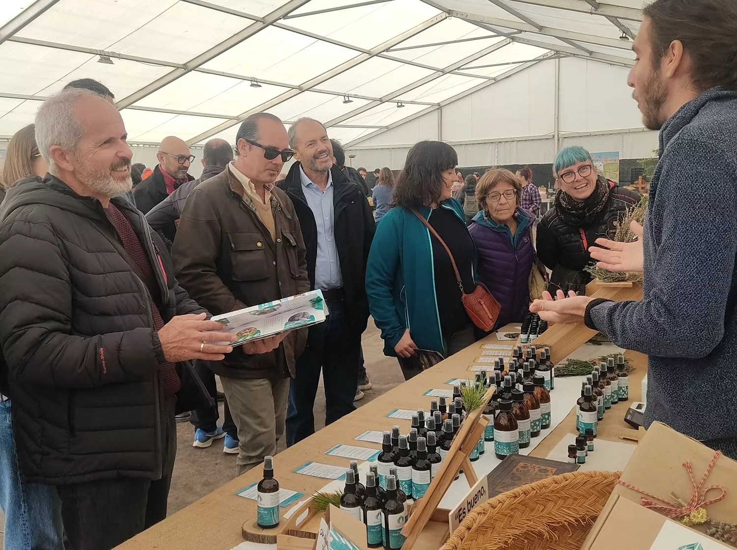 Participantes del encuentro de la Red de Municipios por la Agroecología visitando los stands de la feria