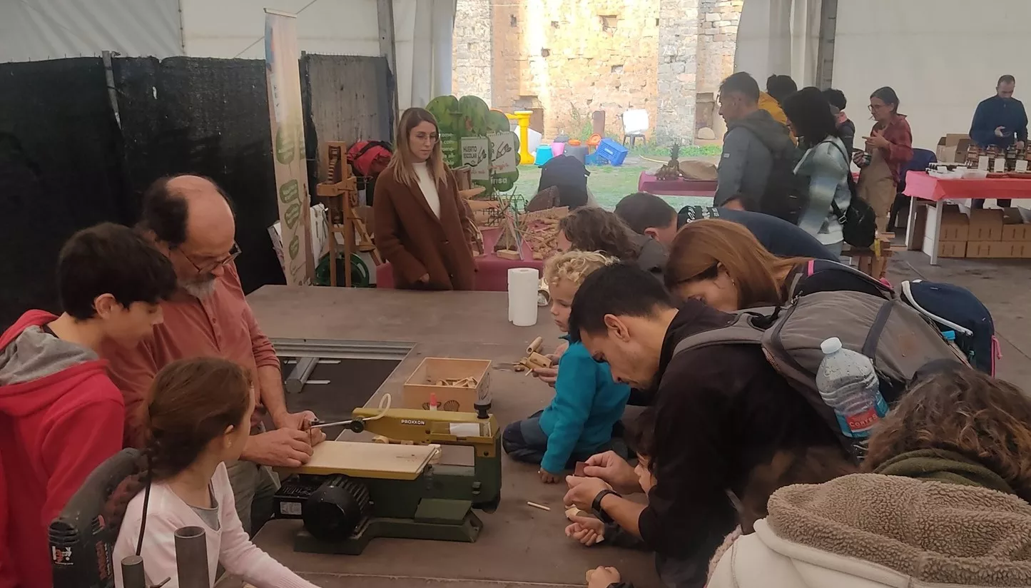 Taller de fabricación de juguetes durante la feria