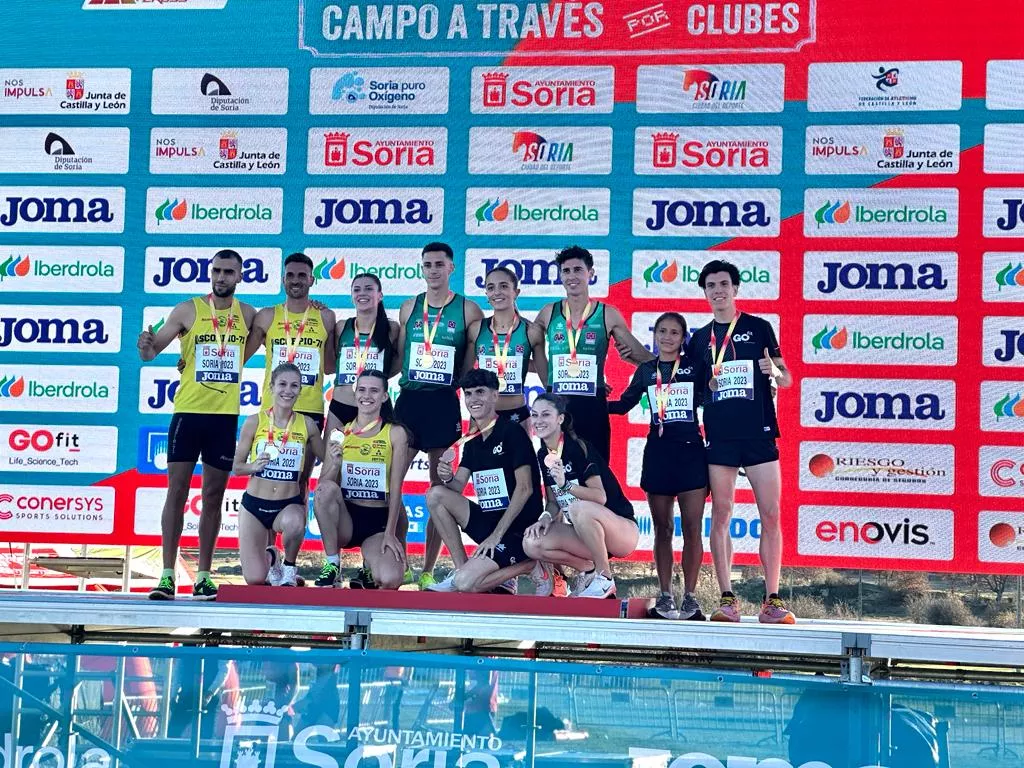 Podio relevo mixto con el Playas campeón