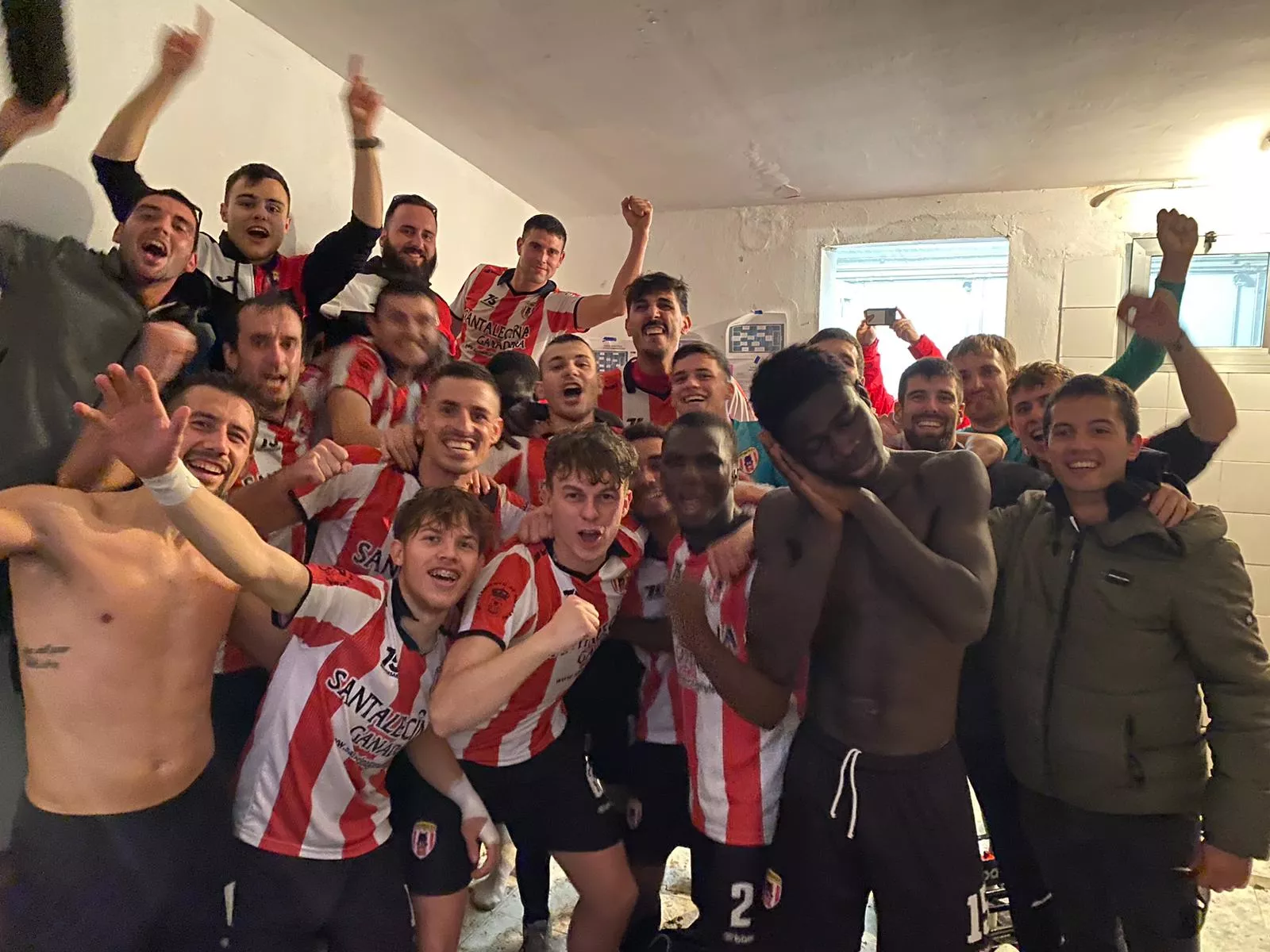 Felicidad en el vestuario del Ontiñena en San Blas tras superar al Robres y ser nuevo líder.