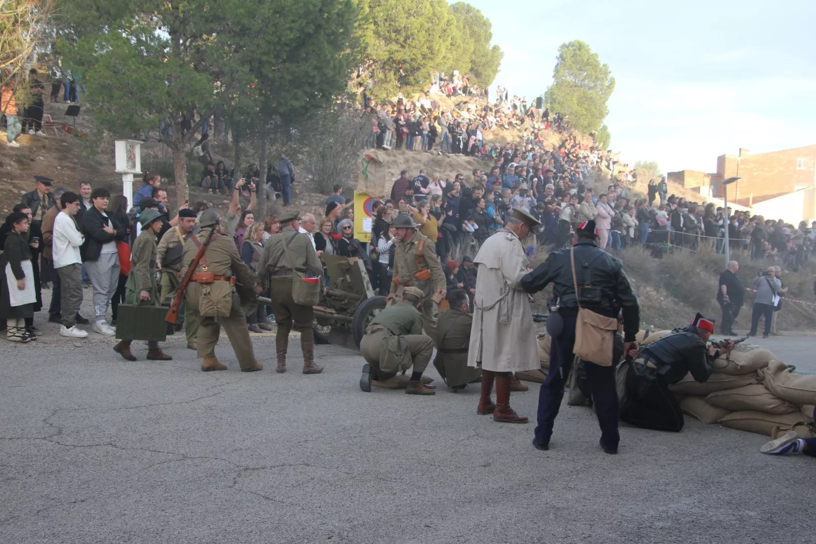 La asociación recreacionista oscense "Primera Línea" participa en Flix en el 85 aniversario del final de la Batalla del Ebro. Foto Carlos Neofato 