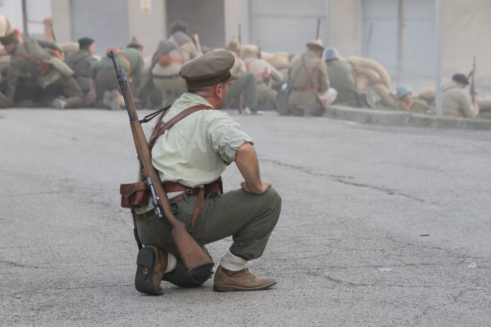 La asociación recreacionista oscense "Primera Línea" participa en Flix en el 85 aniversario del final de la Batalla del Ebro. Foto Carlos Neofato 