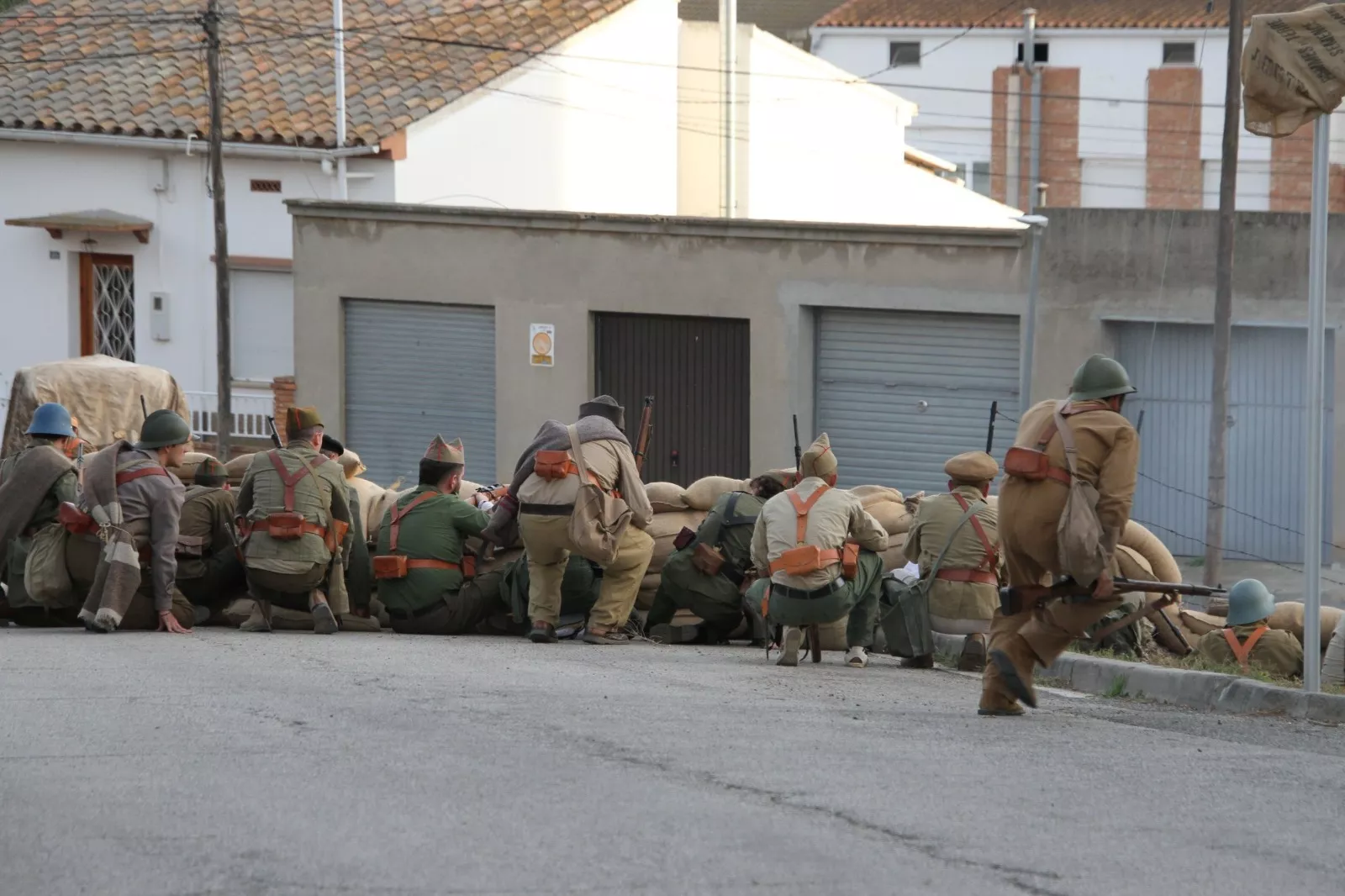 La asociación recreacionista oscense "Primera Línea" participa en Flix en el 85 aniversario del final de la Batalla del Ebro. Foto Carlos Neofato 