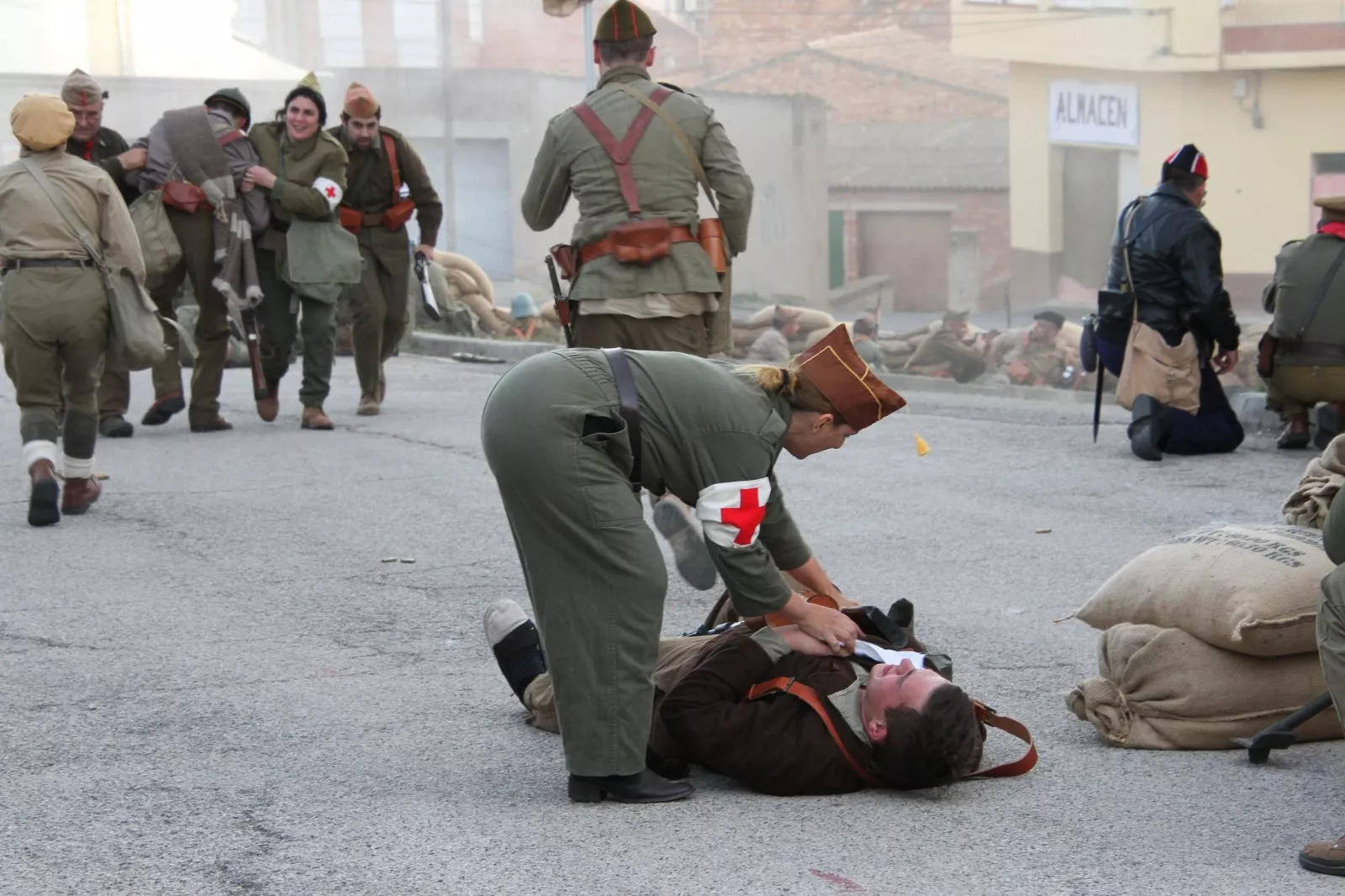 La asociación recreacionista oscense "Primera Línea" participa en Flix en el 85 aniversario del final de la Batalla del Ebro. Foto Carlos Neofato 