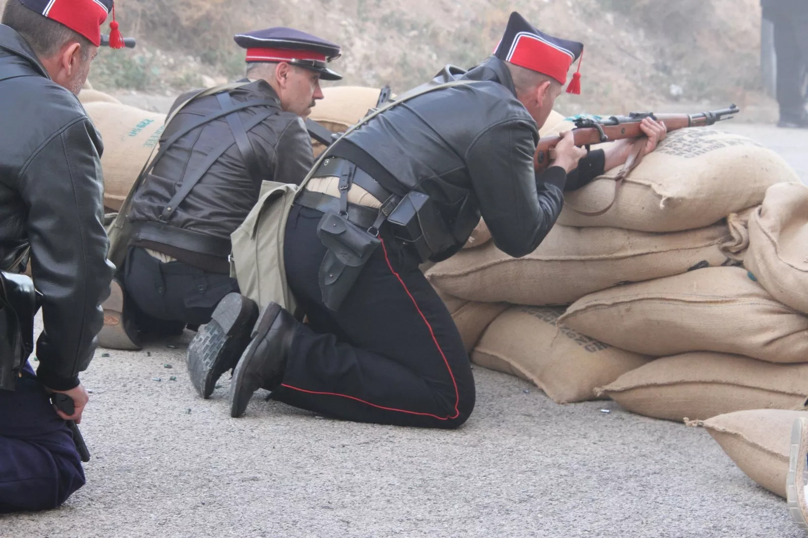 La asociación recreacionista oscense "Primera Línea" participa en Flix en el 85 aniversario del final de la Batalla del Ebro. Foto Carlos Neofato 