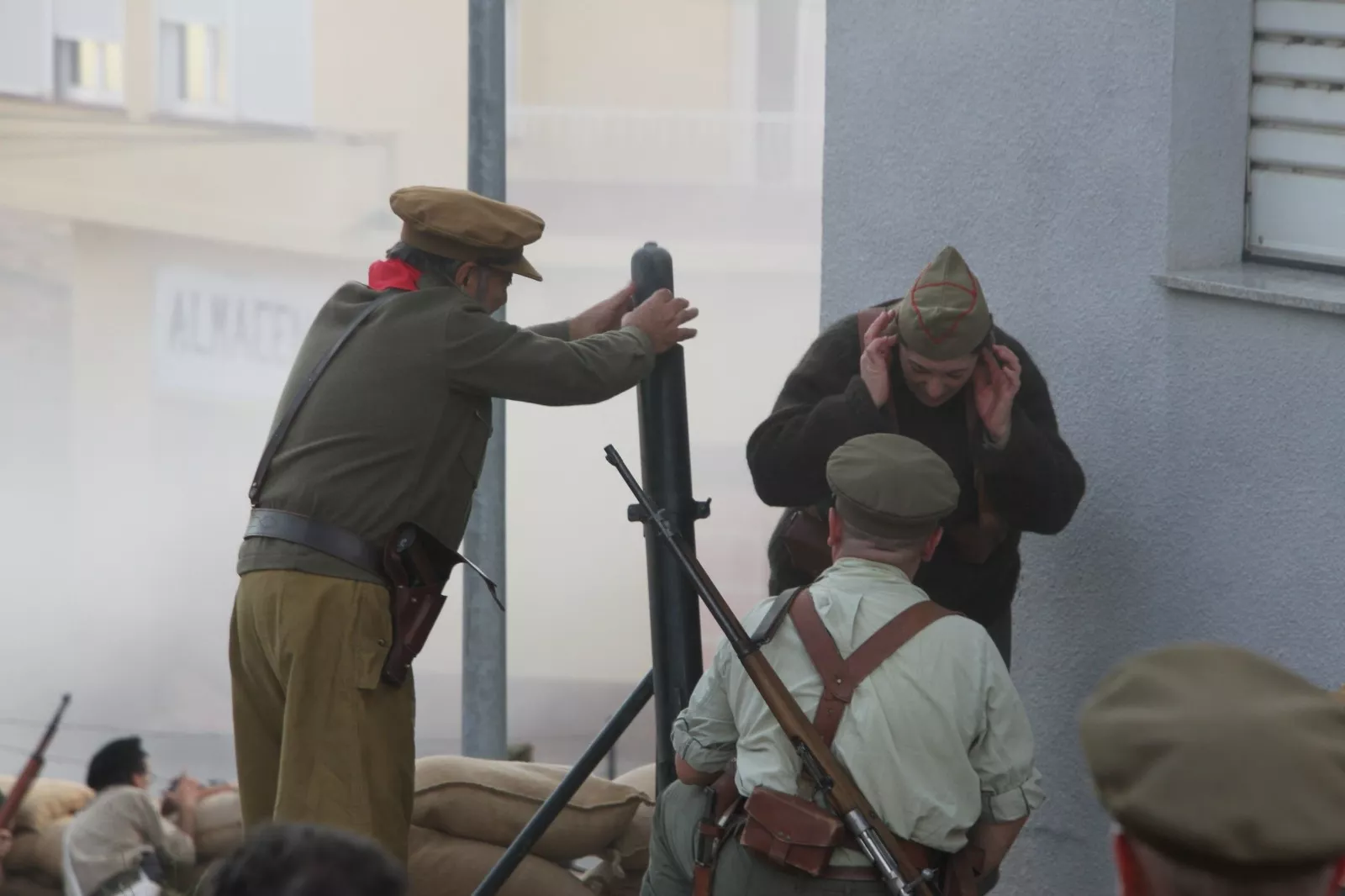 La asociación recreacionista oscense "Primera Línea" participa en Flix en el 85 aniversario del final de la Batalla del Ebro. Foto Carlos Neofato 