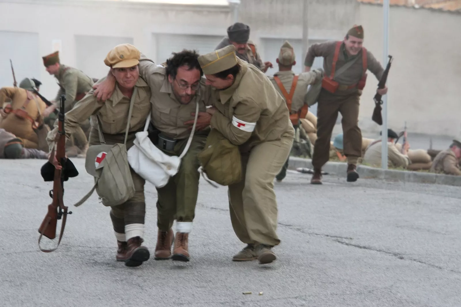 La asociación recreacionista oscense "Primera Línea" participa en Flix en el 85 aniversario del final de la Batalla del Ebro. Foto Carlos Neofato 