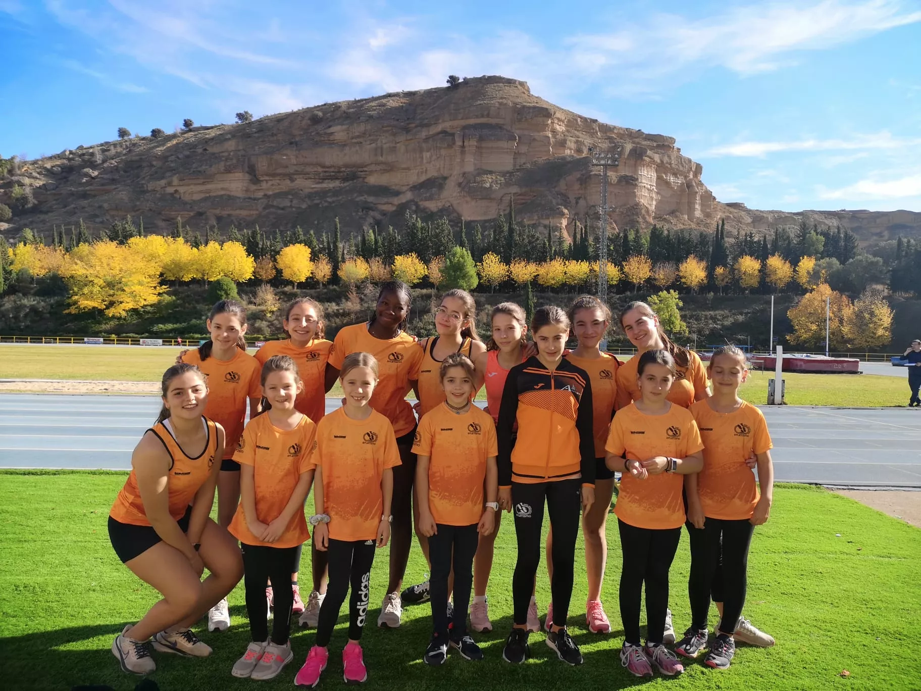 Buena parte del grupo de atletas del CA Fraga-Bajo Cinca en la jornada de Monzón.