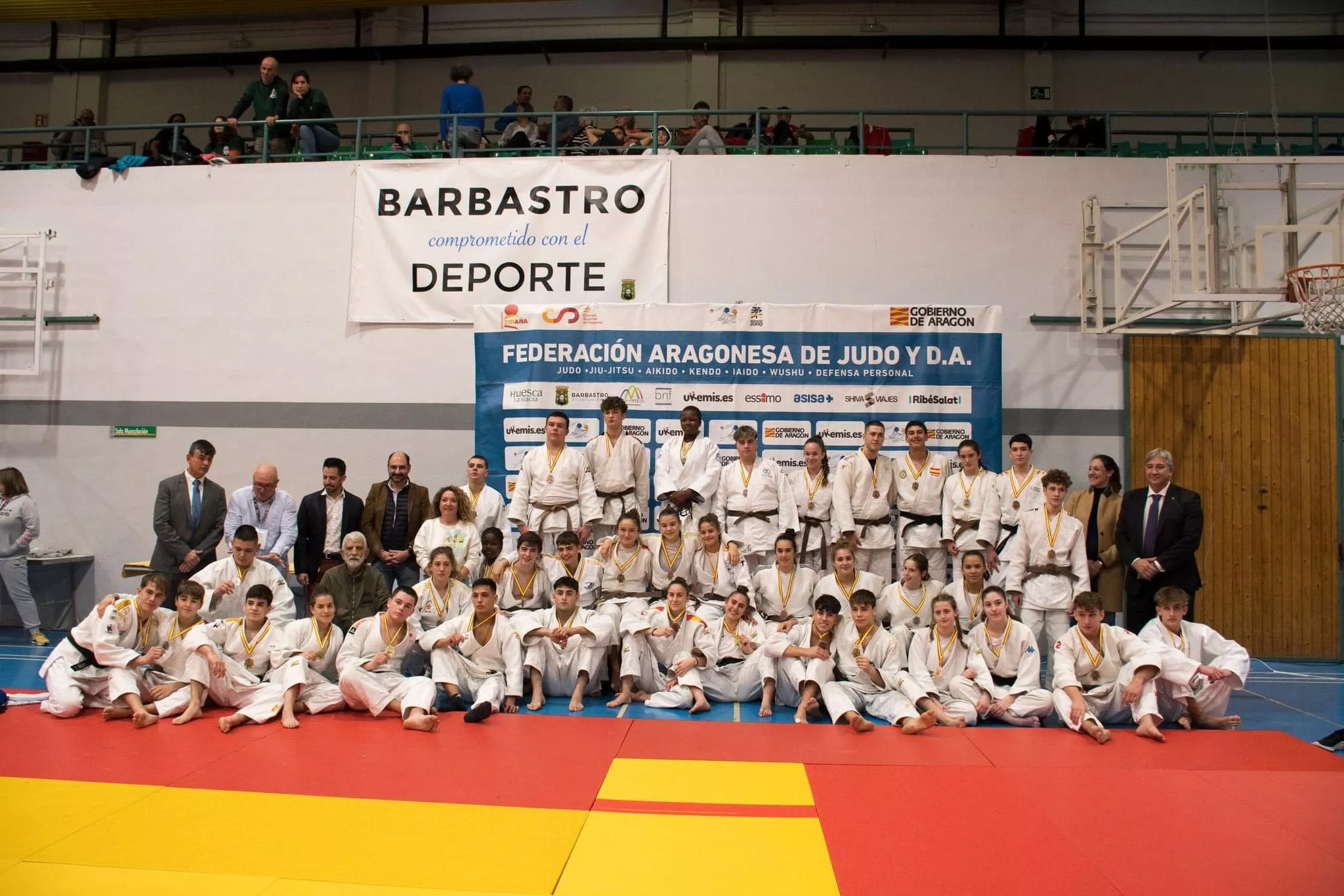 Foto de familia con medallistas cadetes de Aragón.