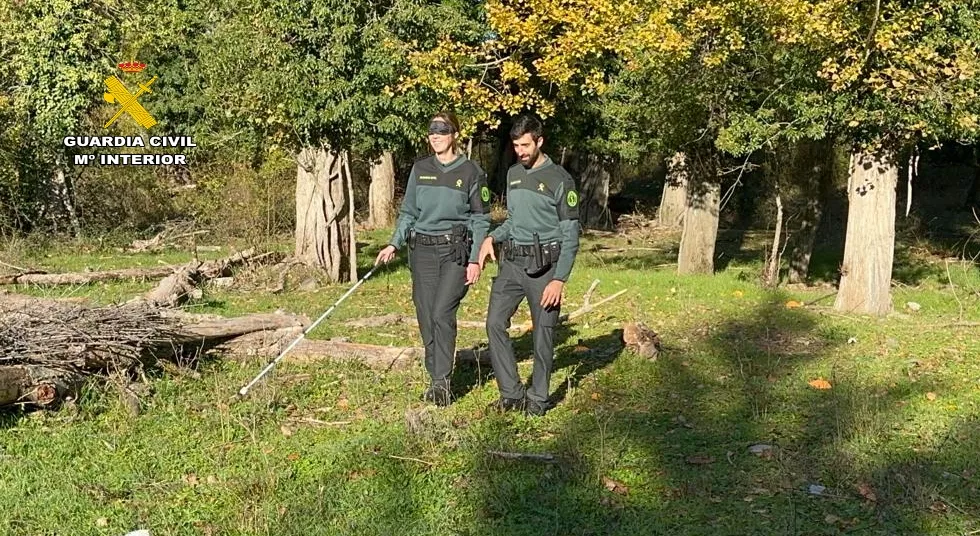 Uno de los talleres sobre discapacidad visual en los que ha participado la Guardia Civil de Huesca.