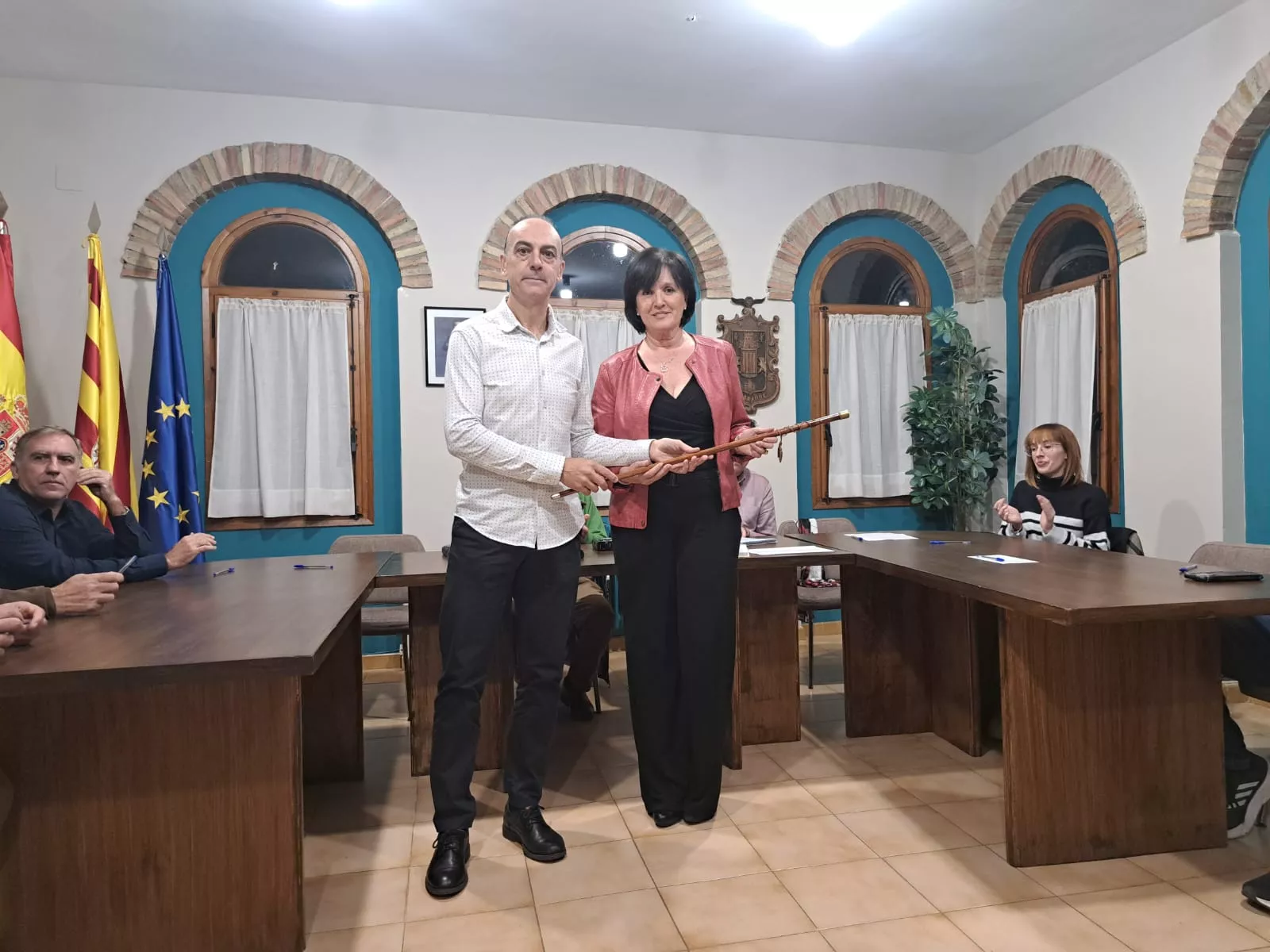 Alfredo Sancho pasa el bastón de mando a Yolanda Castello. Foto PSOE Alto Aragón.