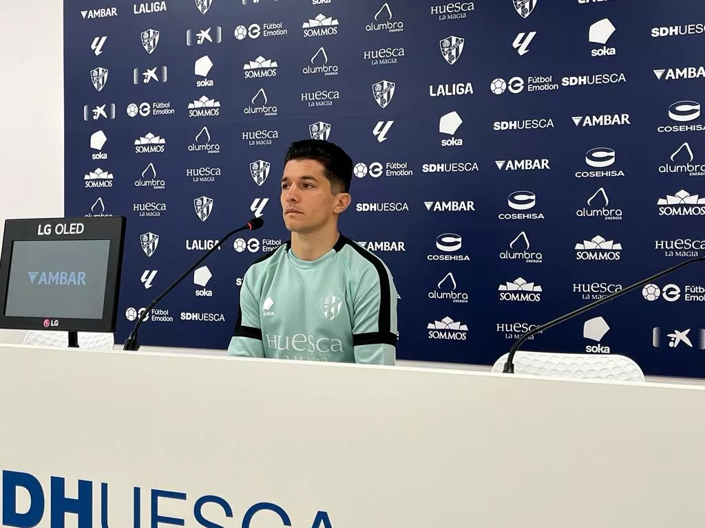 Juanjo Nieto, jugador de la SD Huesca, este martes en la sala de prensa de la BAF: "Con Hidalgo, la gente está más suelta". Foto: Adrián Mora