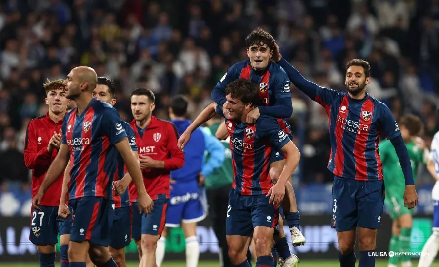 Varios jugadores del Huesca celebran la victoria en La Romareda en lo que fue una jornada redonda para los azulgranas.