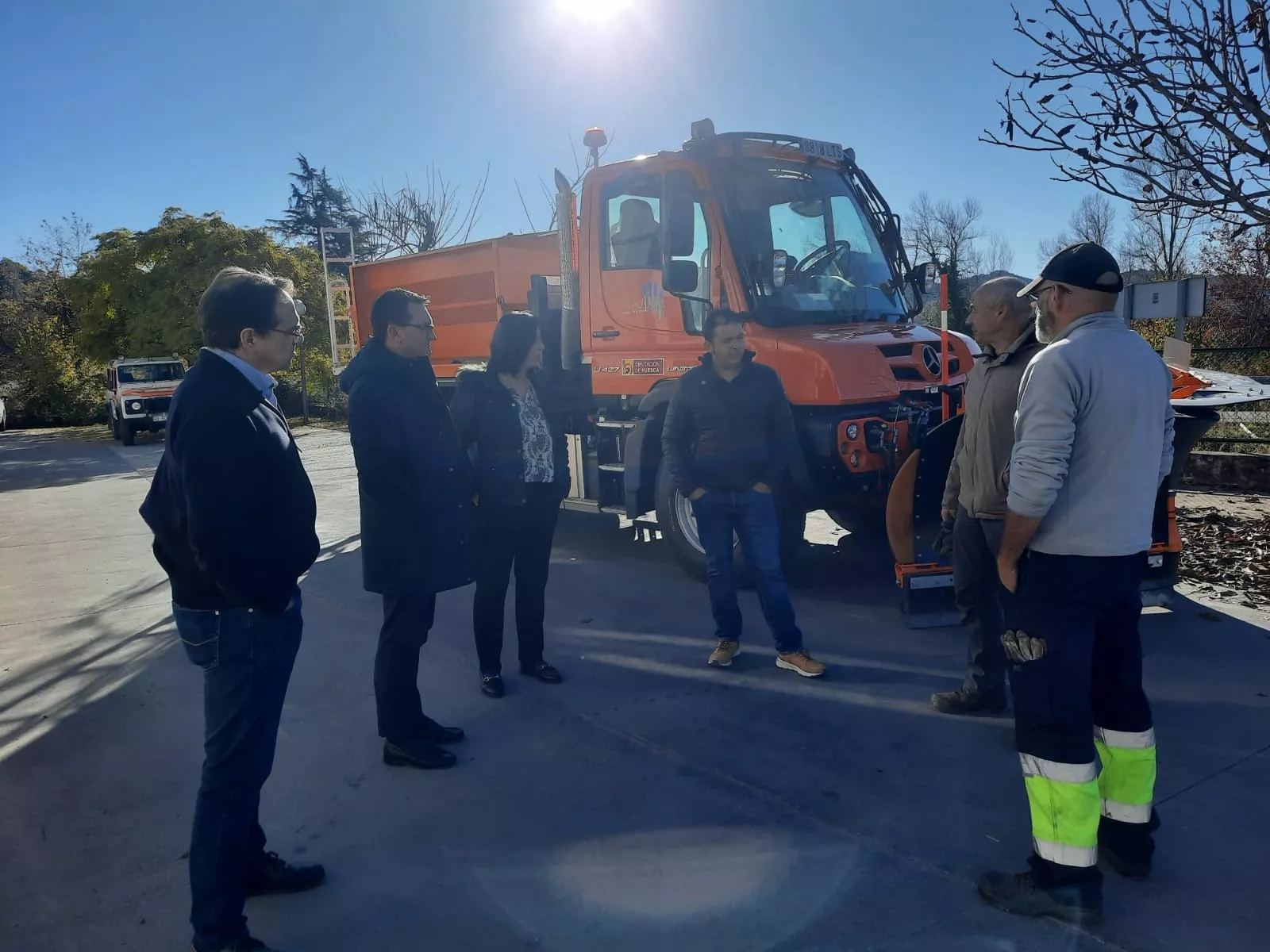 Roque Vicente y los vicepresidentes comarcales José Luis Lloret y Eusebio Echart con el equipo de vialidad invernal