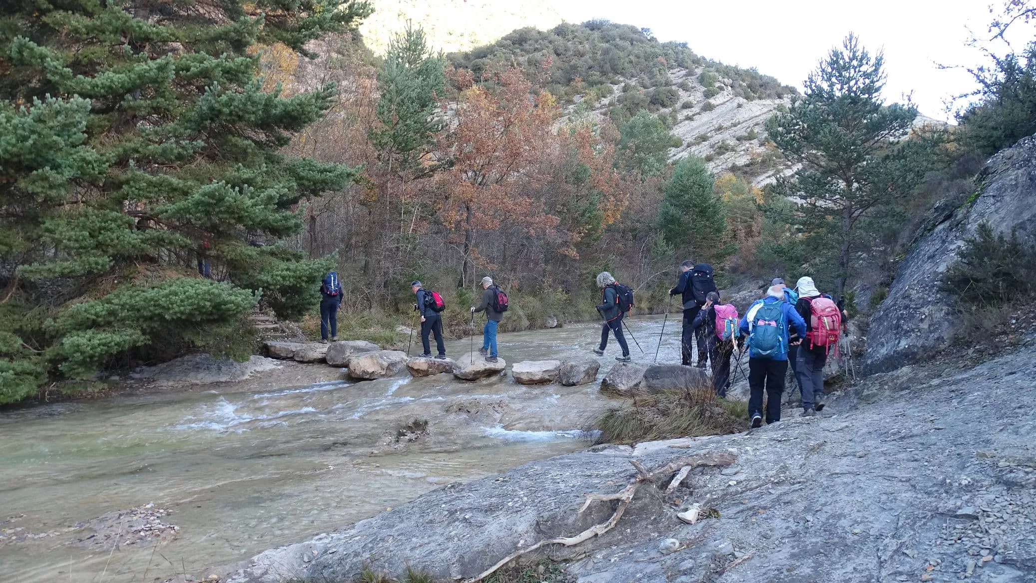 Pasarela por el río Flumen.