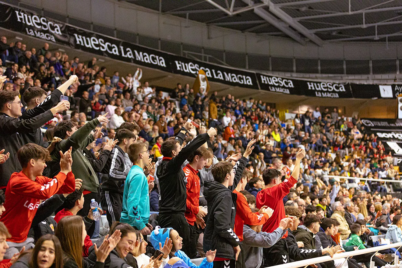 Aficionados de Bada Huesca en el Palacio de los Deportes.
