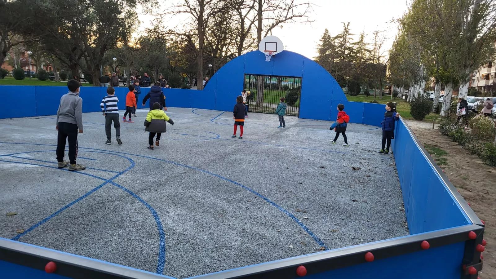 Niños utilizan el Espacio de Juego multideporte Parque los Olivos