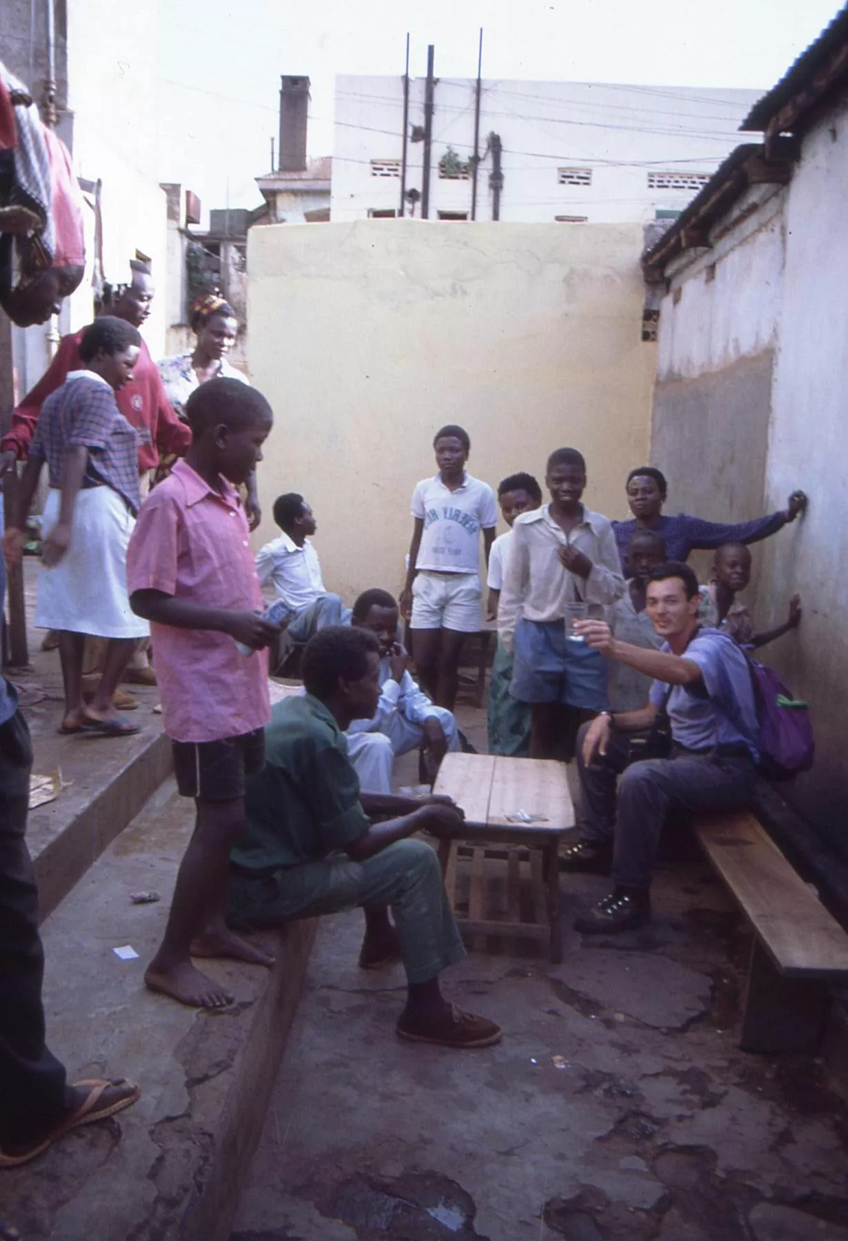 Marco Pascual brinda con algunos africanos en Tanzania. Su viaje a Kigali fue una odisea