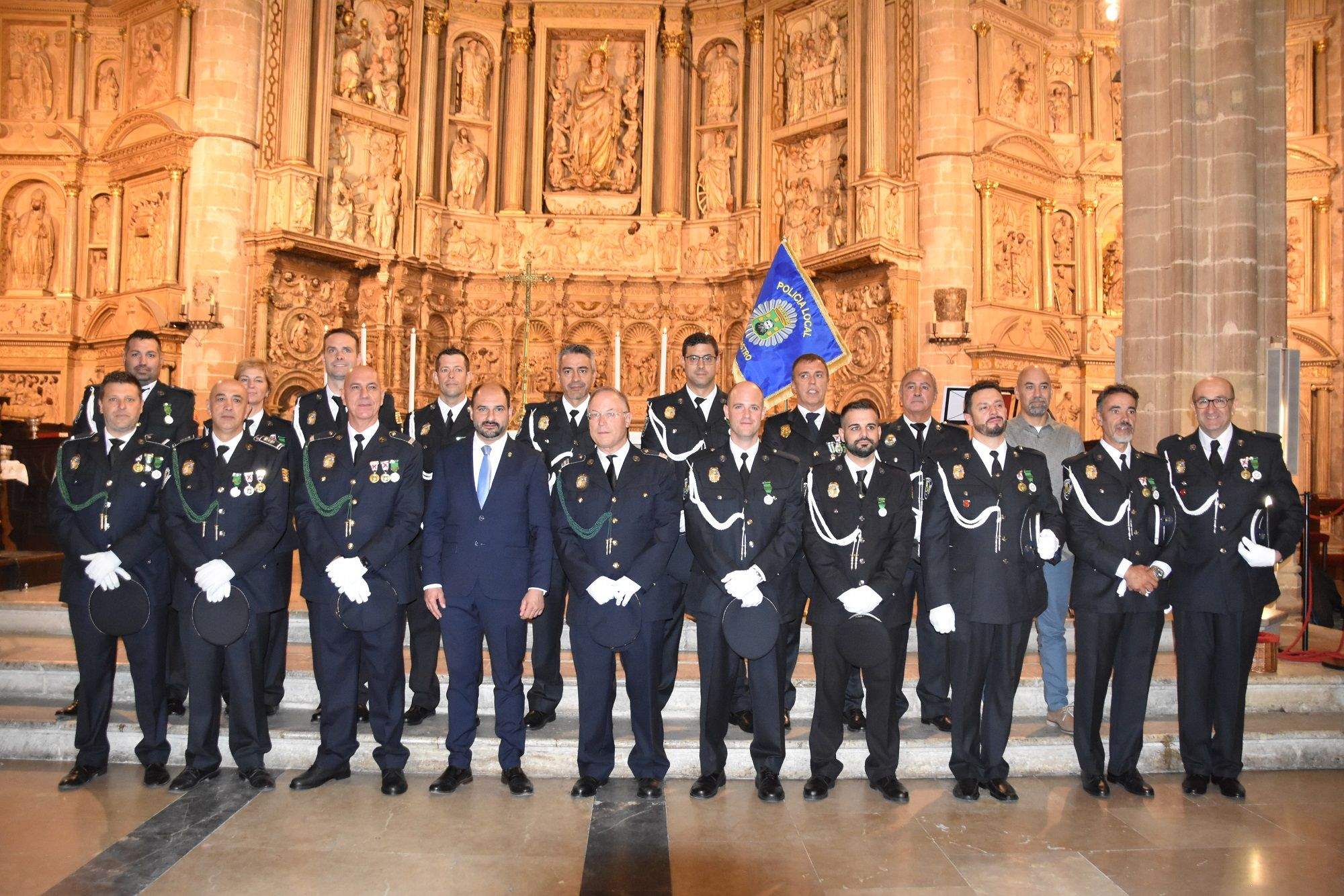 Foto de familia durante la fiesta de la Policía Local de Barbastro 