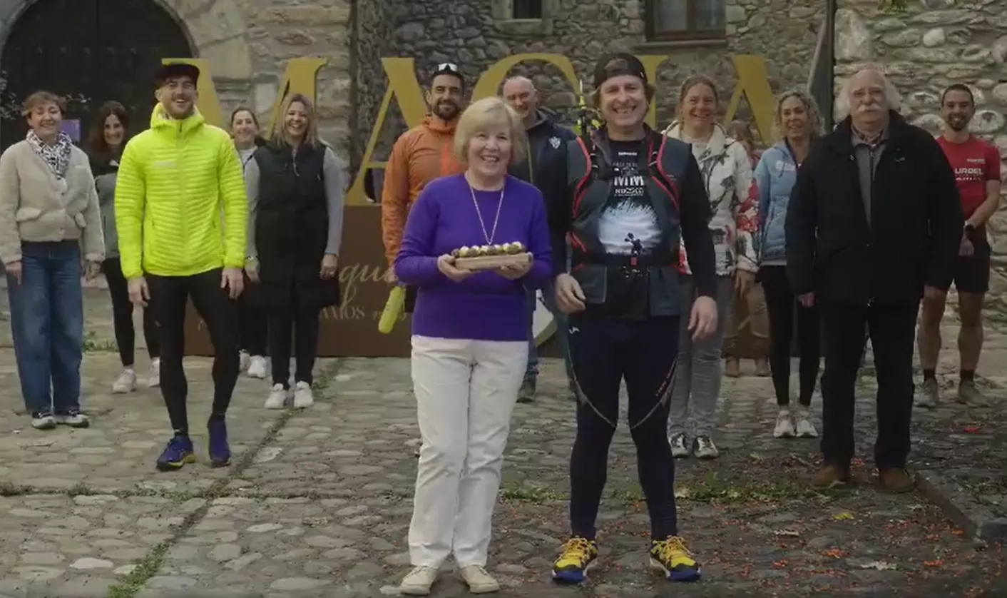 Palomares junto a vecinos de Benasque en el vídeo en el que se pide el voto para lograr la iluminación navideña.