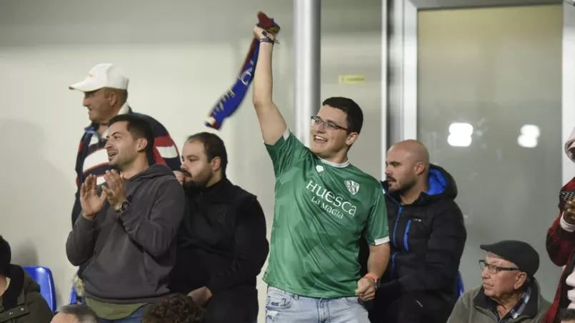 Un aficionado del Huesca levanta su bufanda en El Alcoraz.