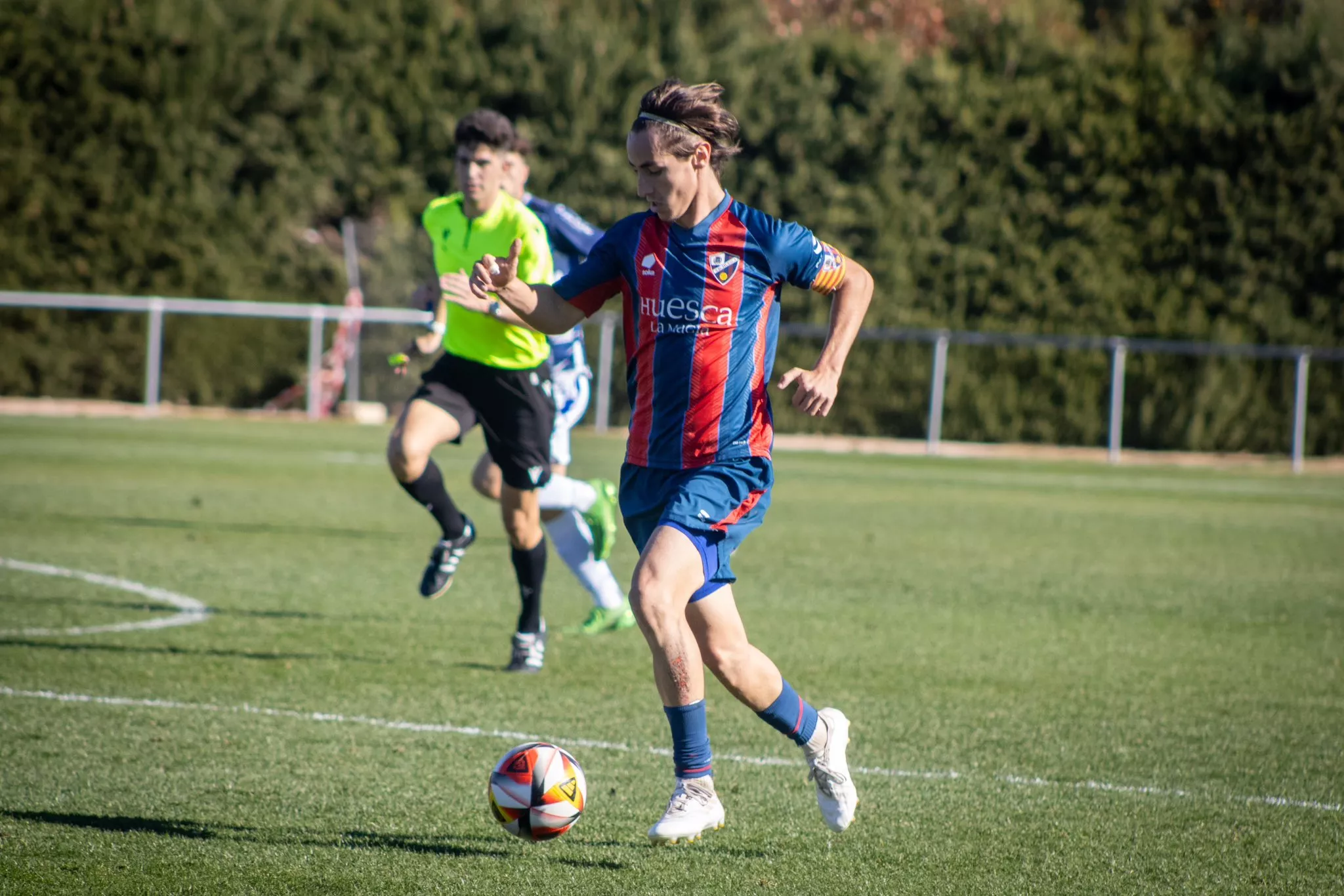David García, jugador del Huesca B, conduce un balón en el choque ante el Tamarite del pasado domingo. Foto: SDH