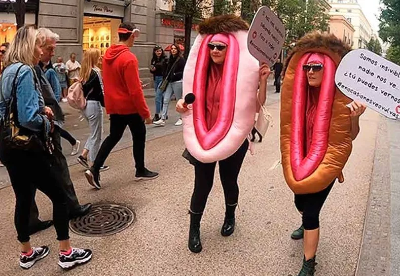 Las dos miembros de Montechochori por las calles de Madrid reivindicando la redefinición del término "vulva"