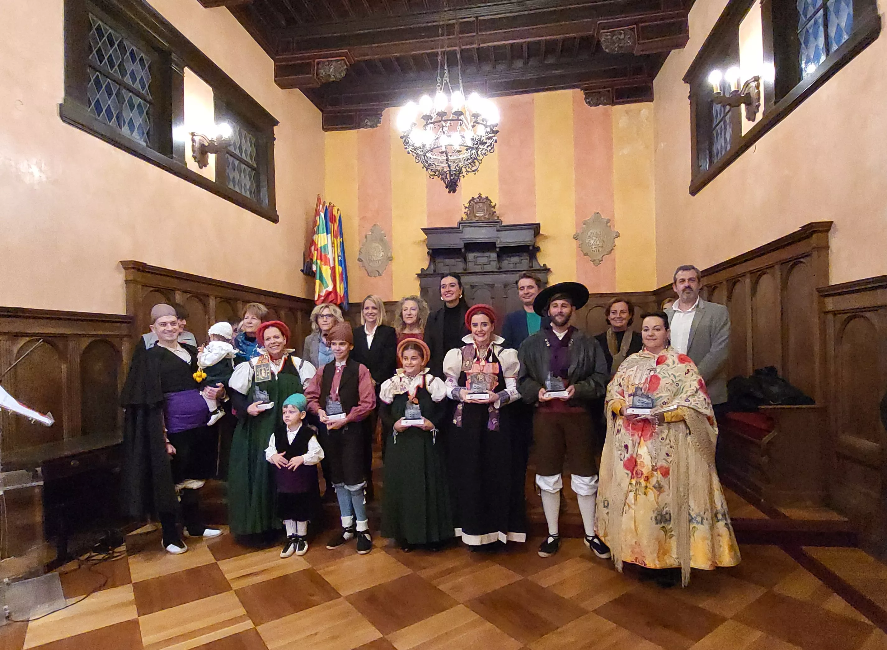 Foto de grupo de los premiados, corporación y jurado del Certamen de Exaltación de la Indumentaria Tradicional Aragonesa. Foto Mercedes Manterola