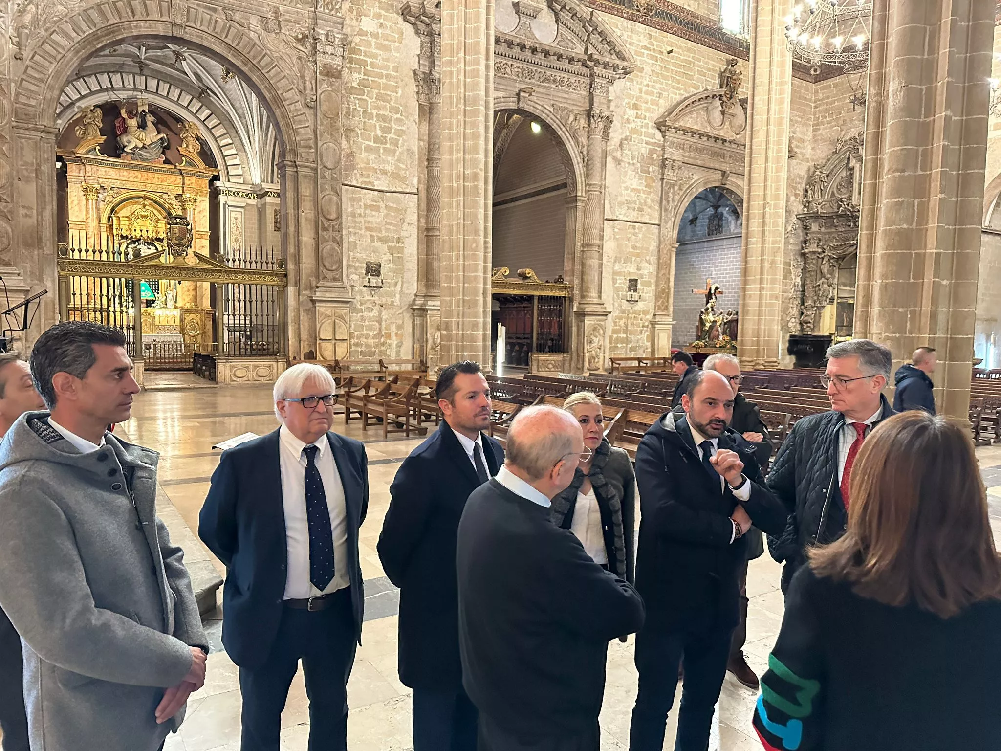 Blasco ha visitado la catedral de Barbastro acompañado por el alcalde y otros los representantes municipales.