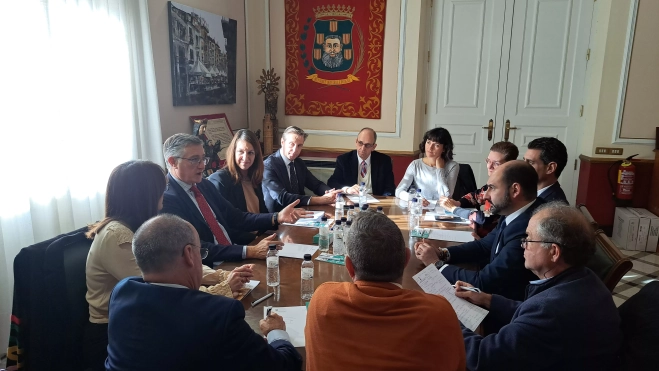 Reunión mantenida con el consejero Blasco en el Ayuntamiento de Barbastro.