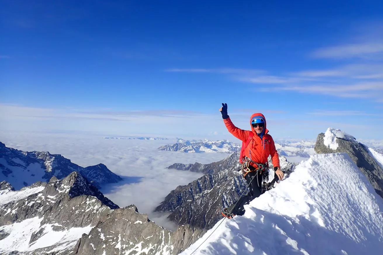 Dani Ascaso, en la cima del Piz Badile.
