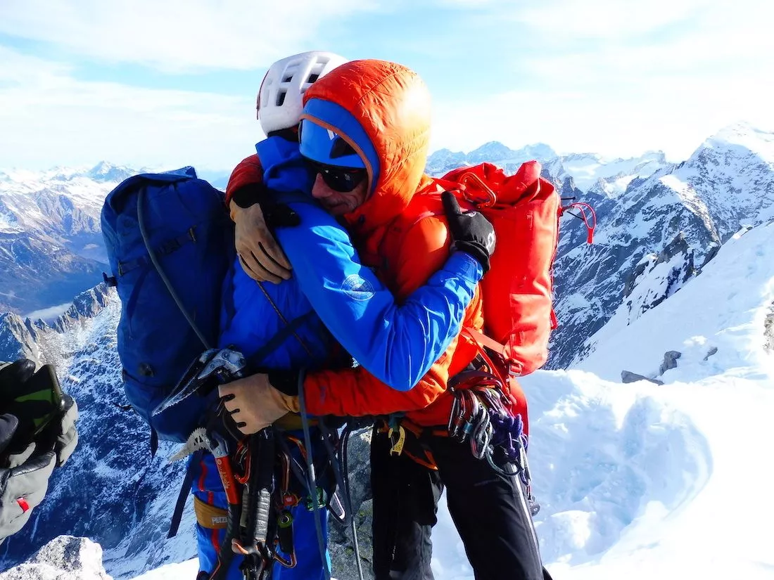 El abrazo en la cima de Dani Ascaso y Santi Padrós.