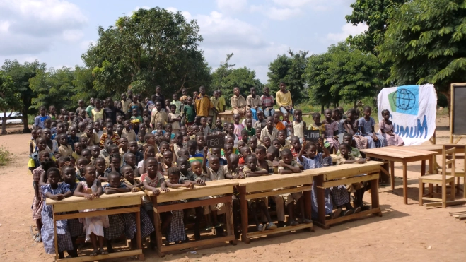 Entrega de pupitres. Vavoua. Acción deONG SUMUM –Solo Un Mundo Un Mestizaje- Entrega de pupitres. Vavoua. Acción deONG SUMUM –Solo Un Mundo Un Mestizaje-