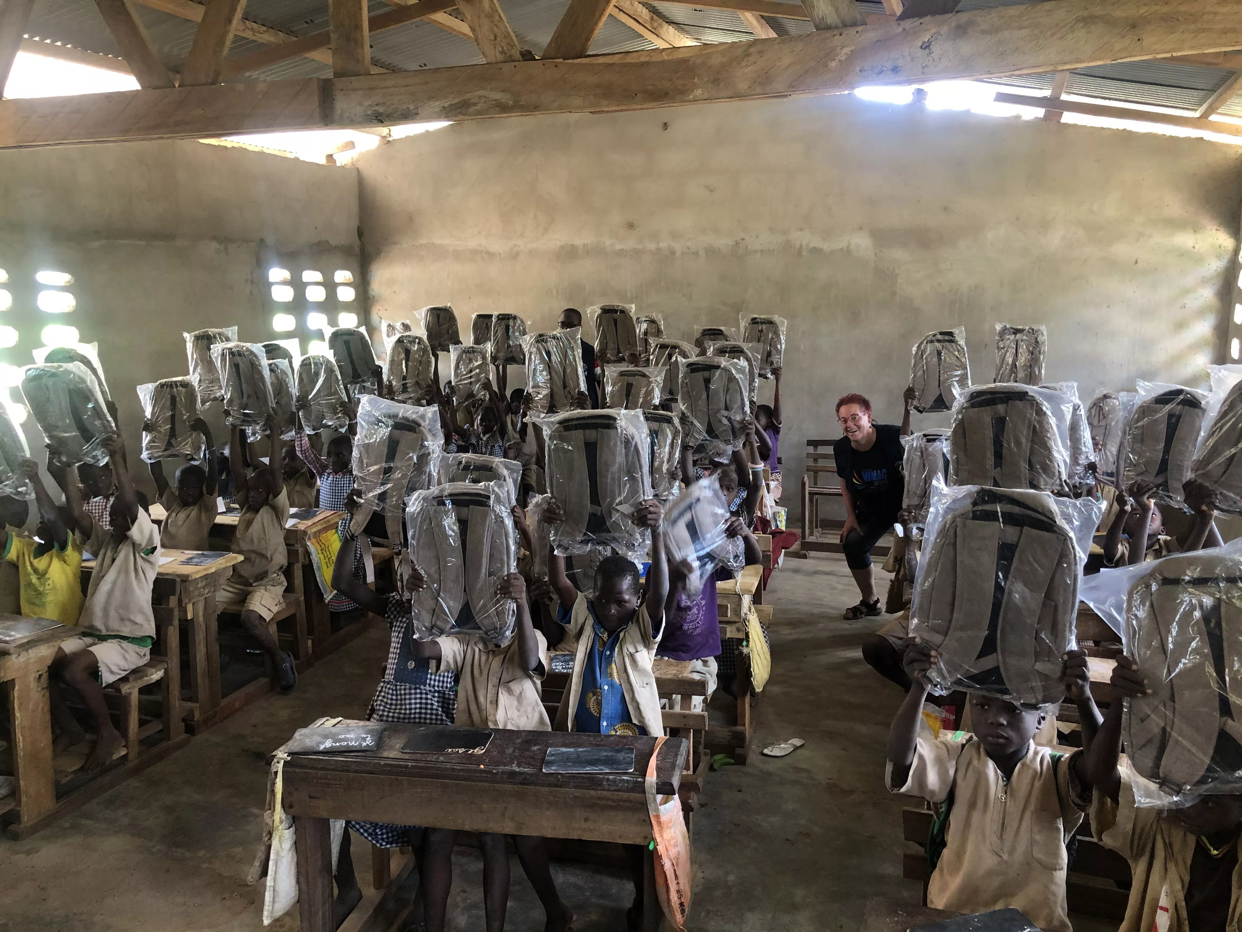 Entrega de mochilas. Seribadougou