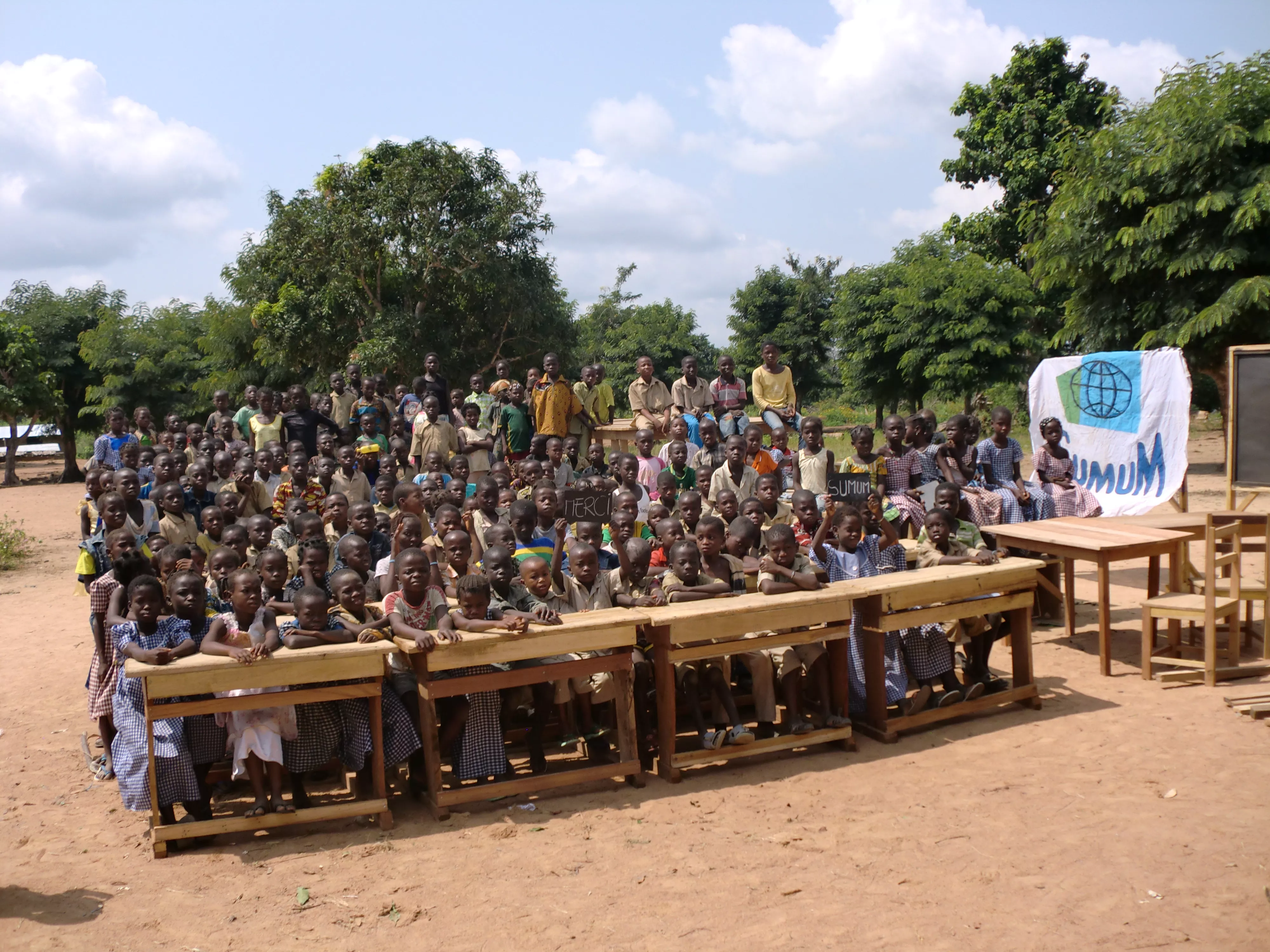 Entrega de pupitres. Vavoua