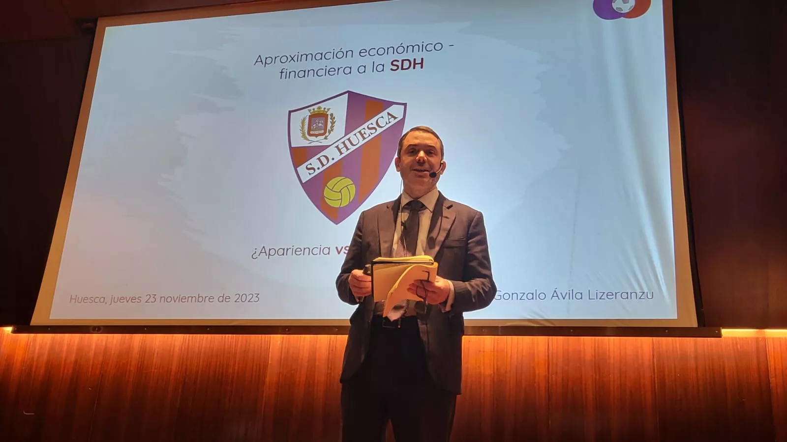 Gonzalo Ávila en la conferencia en la Diputación Gonzalo Ávila en la conferencia en la Diputación