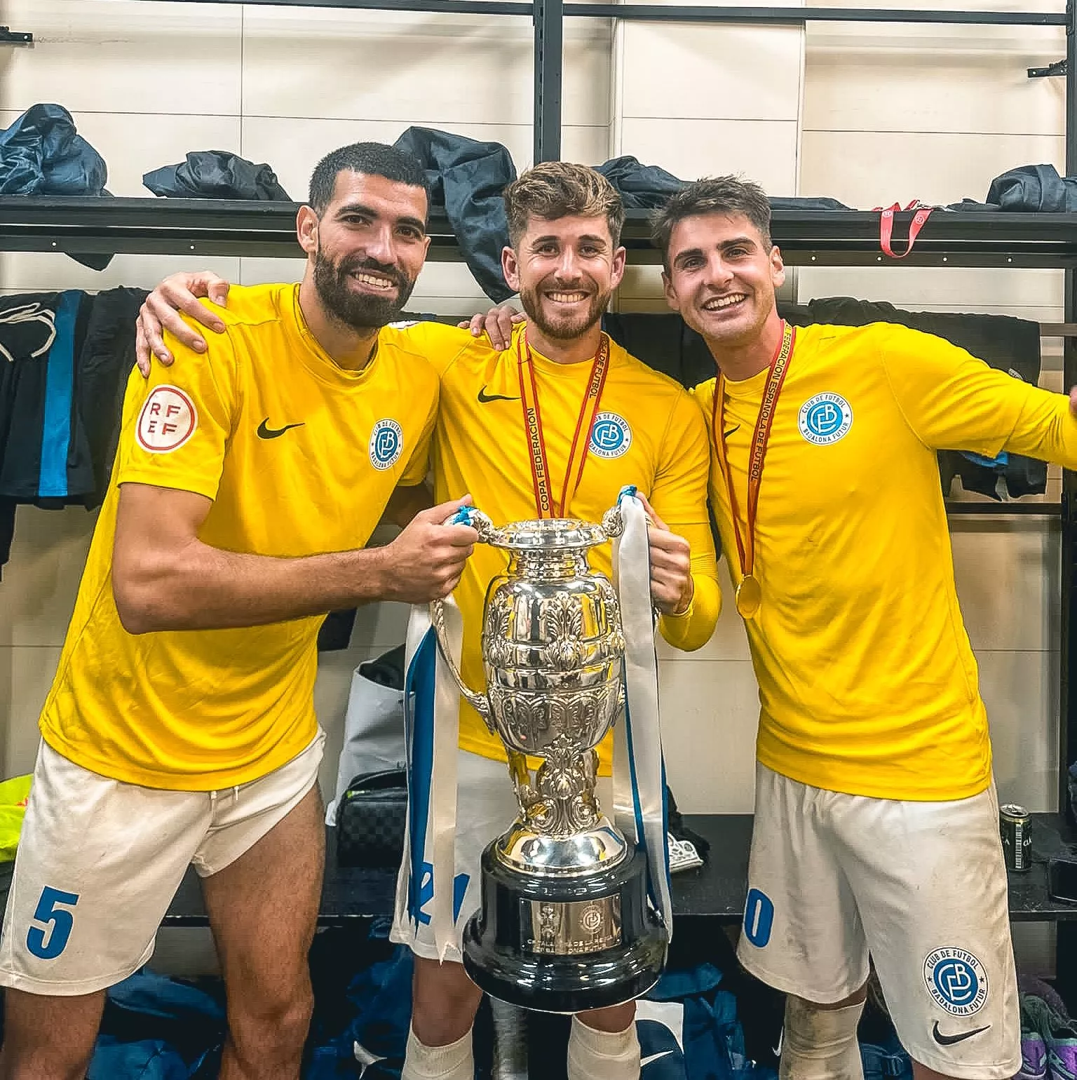 Jaime Barrero, en el centro, posa con la Copa Federación.
