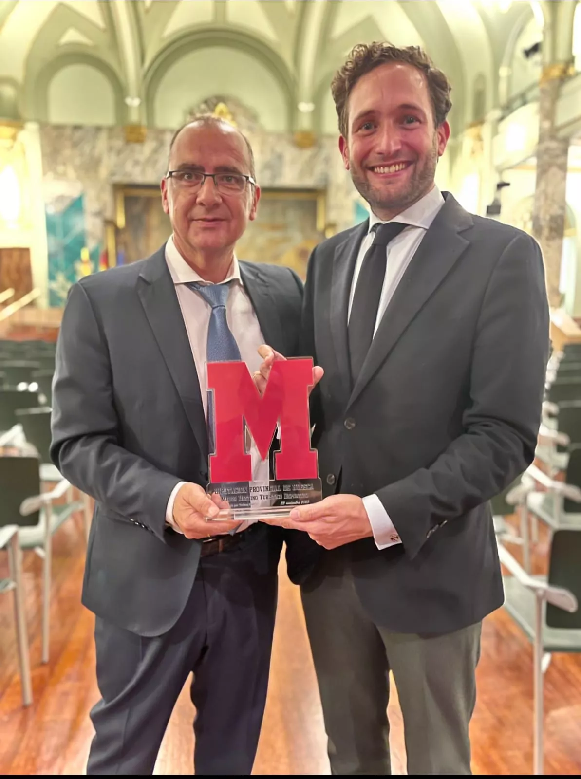 Isaac Claver, presidente de la Diputación de Huesca, recogía el galardón en Zaragoza.