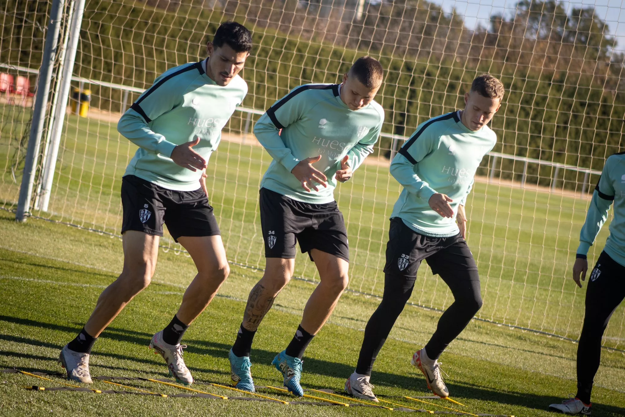 Loureiro, Aznar y Tresaco, jugadores del Huesca, en la sesión de activación antes del Huesca-Real Valladolid.