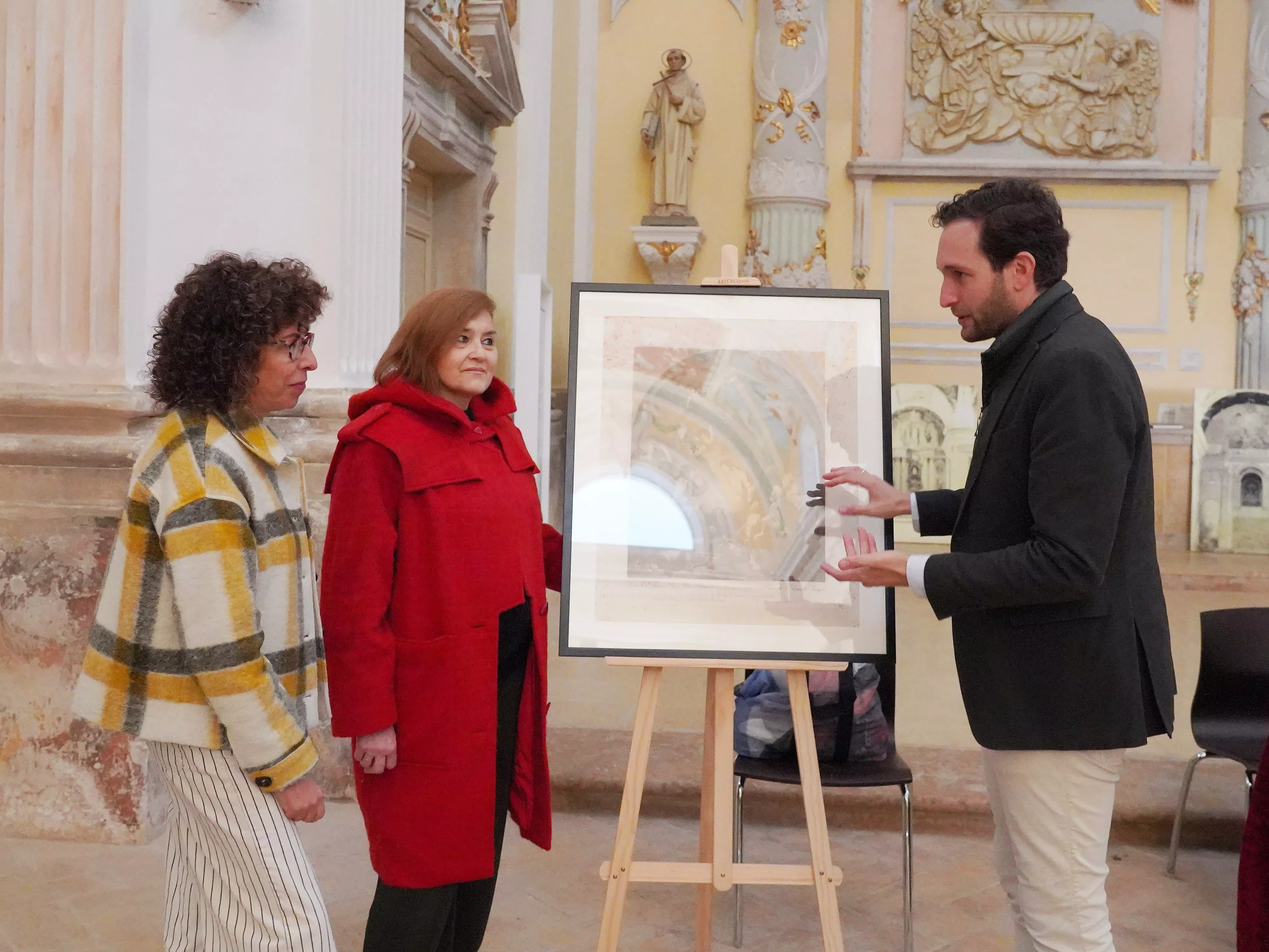 Azucena Prior, de Artyco, con Elena Aquilué, de Summa, e Isaac Claver junto al grabado donado
