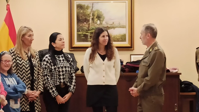 El coronel Matilla, con Sara Comenge, la diputada Lola Ibort y la concejala Marta Escartín El coronel Matilla, con Sara Comenge, la diputada Lola Ibort y la concejala Marta Escartín