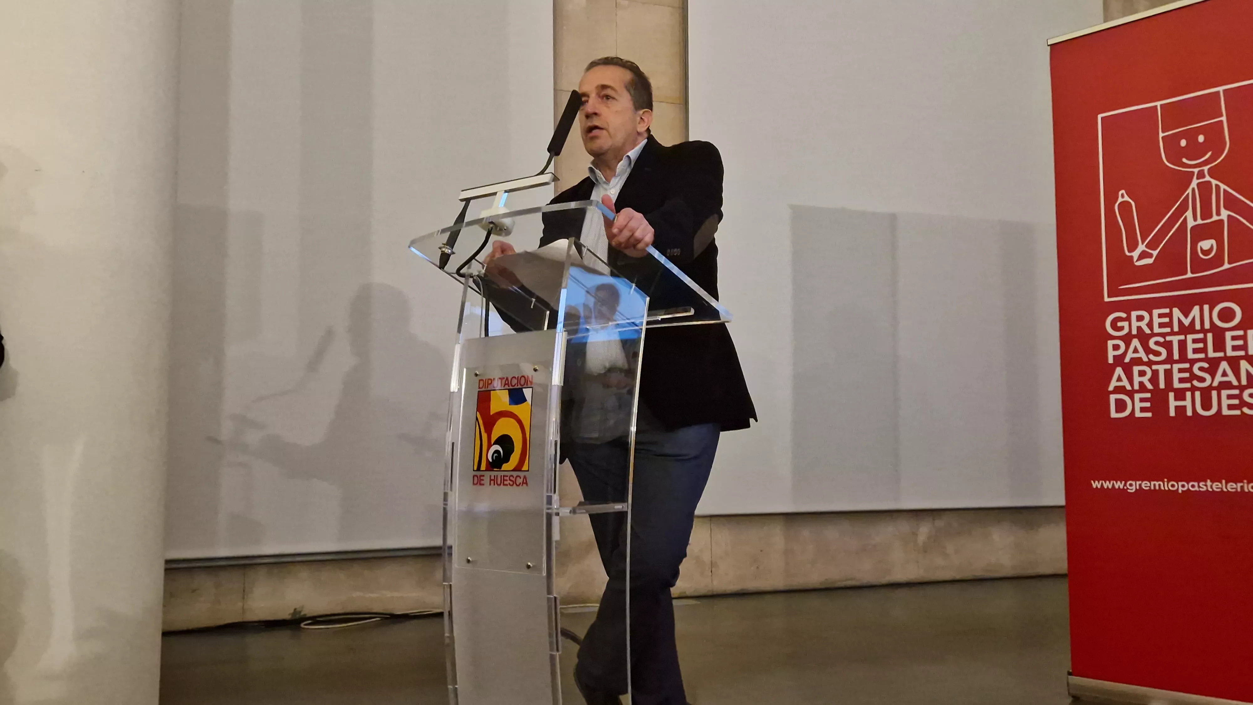 Jesús Tolosana. Presentación del primer turrón solidario del Gremio de Pasteleros de Huesca. Foto Myriam Martínez