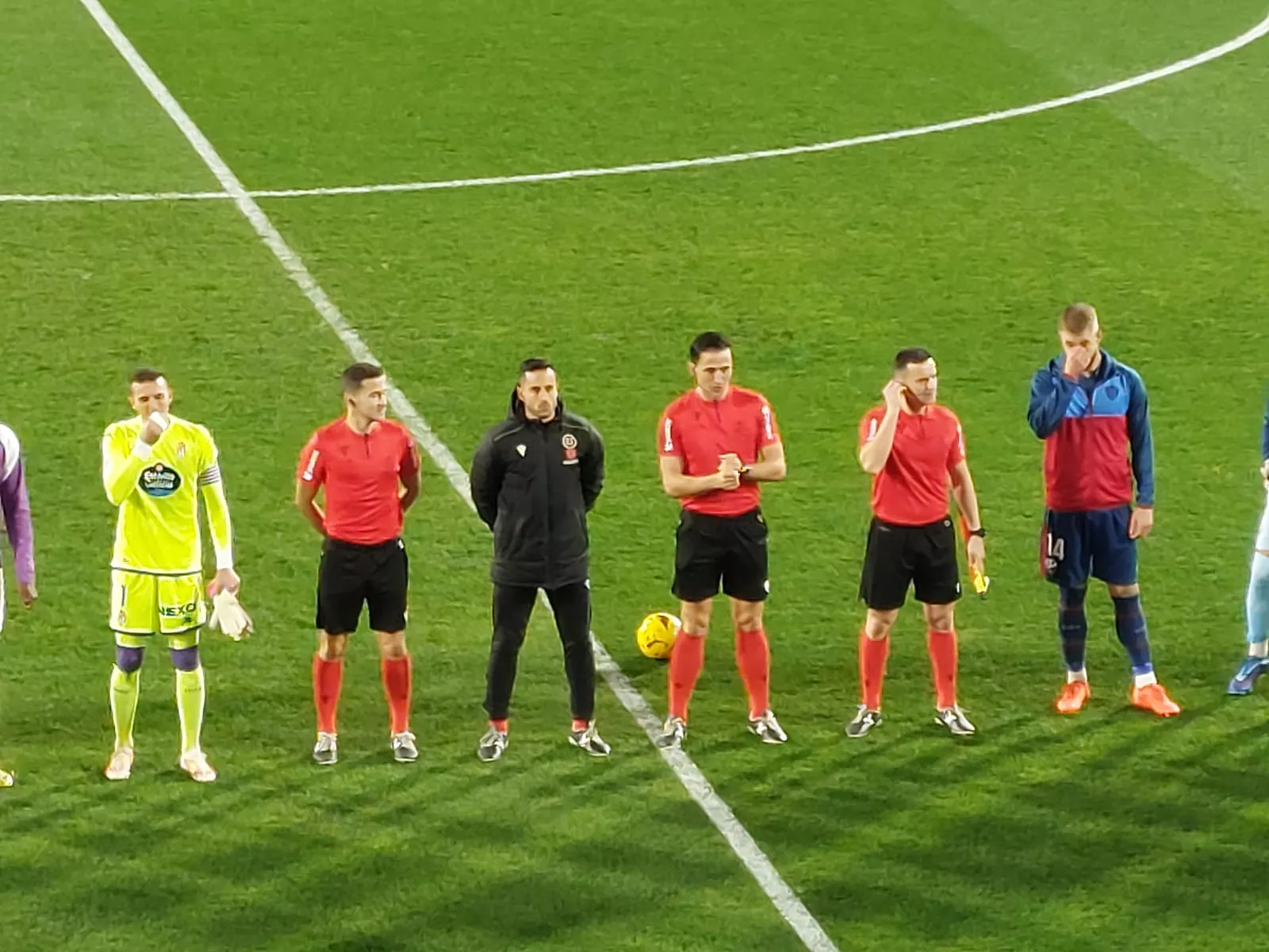 Árbitros y capitanes del Huesca Valladolid