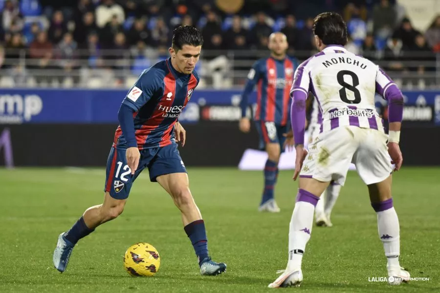 Juanjo Nieto encara en un partido de liga. Estas son las alineaciones del SD Huesca-Burgos CF