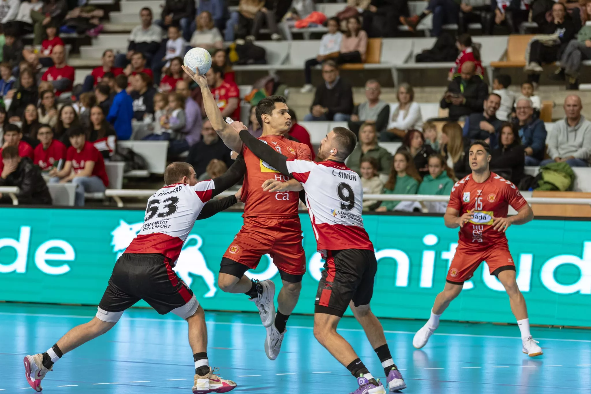Un jugador de Bada Huesca se eleva ante la mirada de Ignacio Suárez, quien volvía este viernes a la pista tras su lesión. Foto: Andrey Sapizhsk