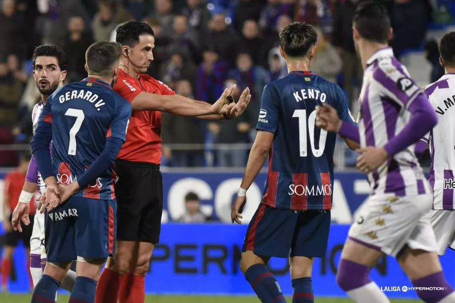 Ais Reig en un partido entre la SD Huesca y el Real Valladolid. Foto: LaLiga