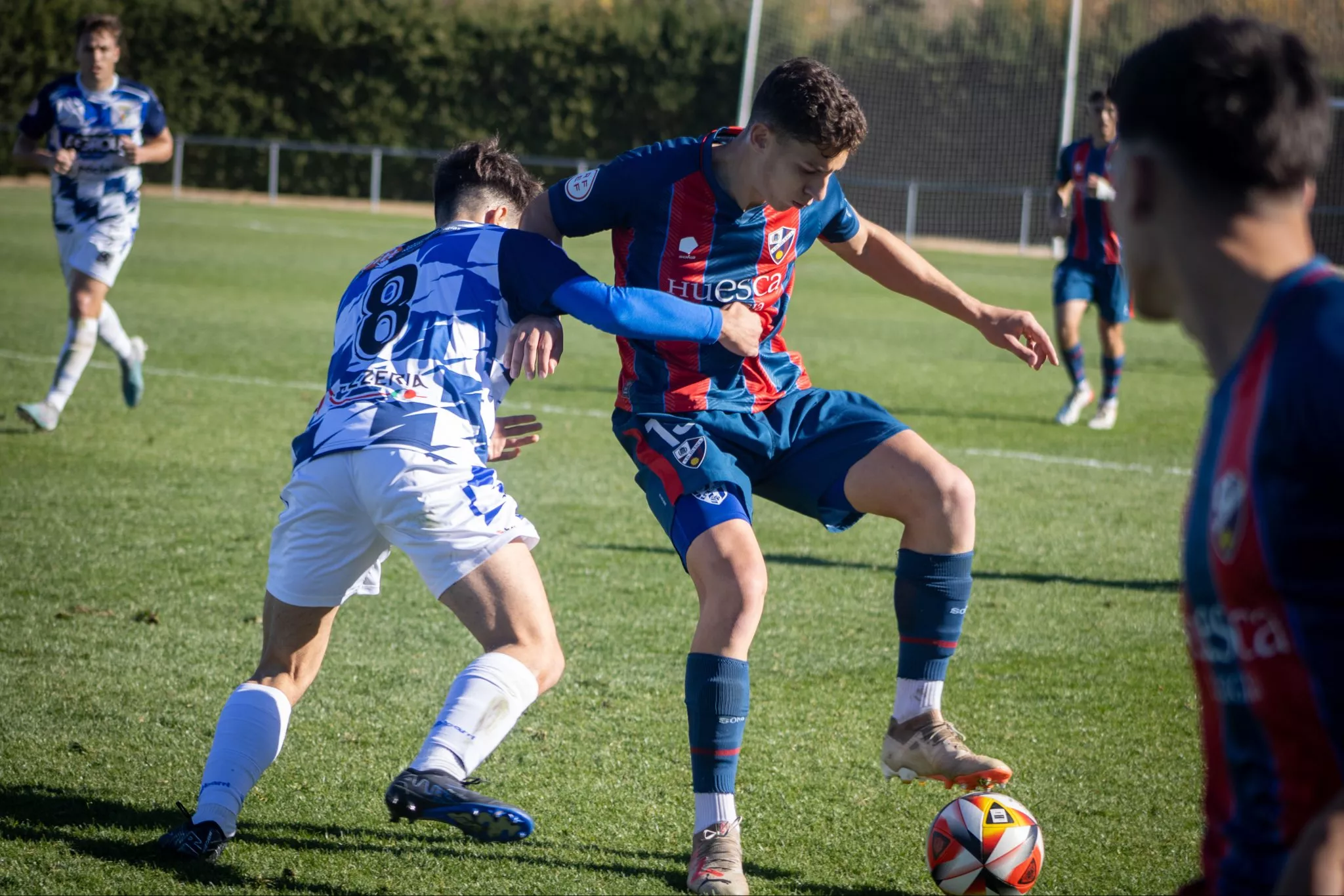 Sergi Armero controla un balón en el Huesca B 2-0 CDJ Tamarite. Foto: SDH